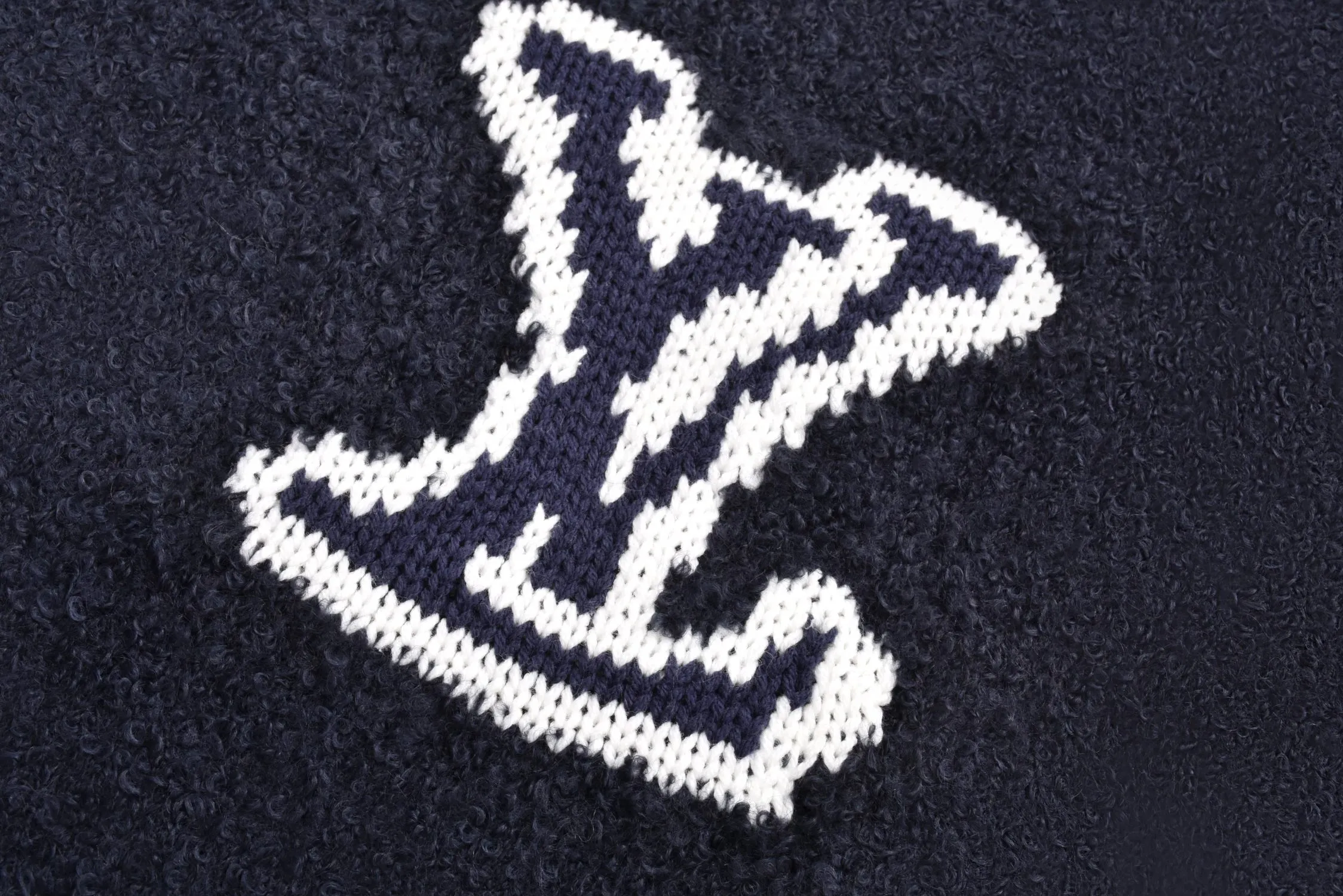 🅿️500 1v 22FW Mirror Logo Intarsia Sweater (Night Blue) Originally purchased for RMB 10,300, it is custom-woven and dyed 60% sheep wool night blue and black wool loop yarn. The loop yarn is black in night blue and has high ductility and good elasticity. It is different from the non-elastic version on the market. The special washing process is very crisp. It is soft and skin-friendly, with 3-needle knitting technology. The thickness of each stitch of the intarsia on the clothing logo is the same as the original. The logo on the back is a mirror intarsia. The upper body is skin-friendly and versatile. It is an autumn and winter item that can be worn in front of others. It is a powerful autumn and winter item. Size:S-M-L
